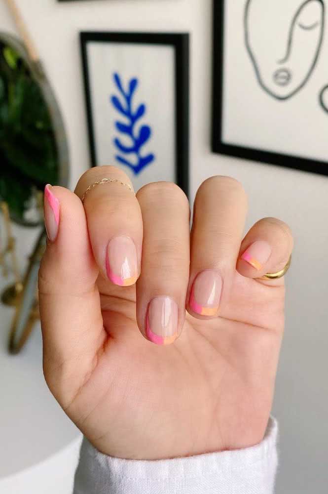 Muito parecida com a francesinha, a contour nail se estende pelas laterais da unha com rosa e laranja clarinhos enquanto mantém o centro com um tom nude.