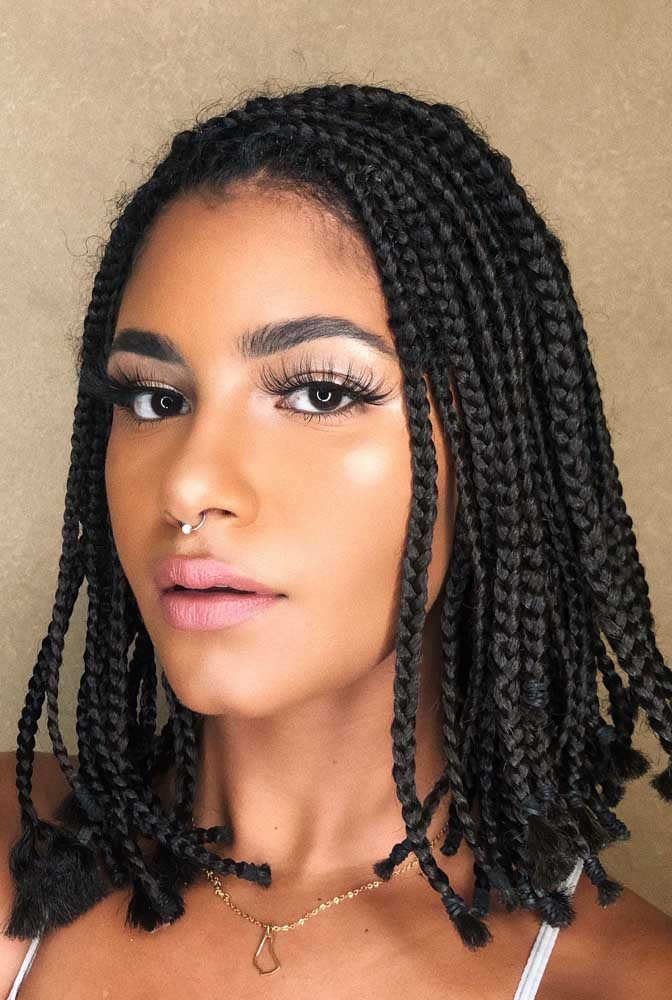 Box braids com corte na altura dos ombros traz muito estilo e modernidade para o visual.