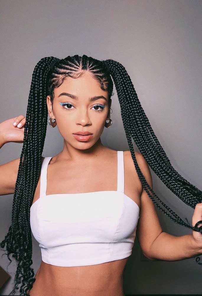 Diversão e muito estilo neste rabo de cavalo alto duplo nas box braids. 