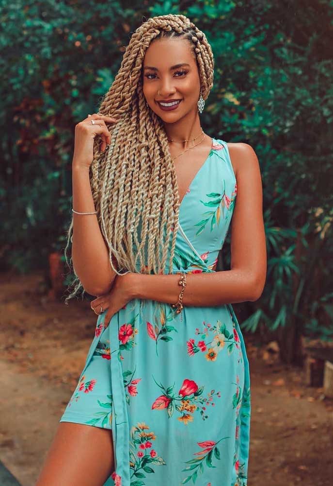 Que tal arrasar no visual de box braids com fios loiros neste verão?