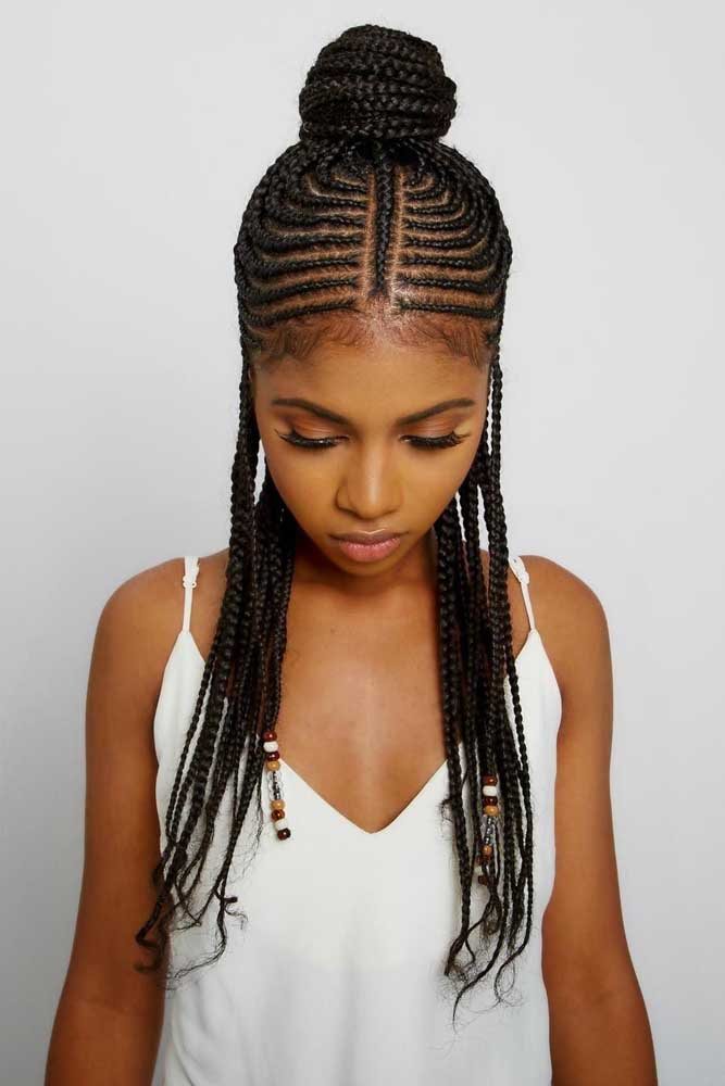 E falando em combinações diferentes, dá uma olhada neste visual de box braids com tranças nagô na parte da frente.