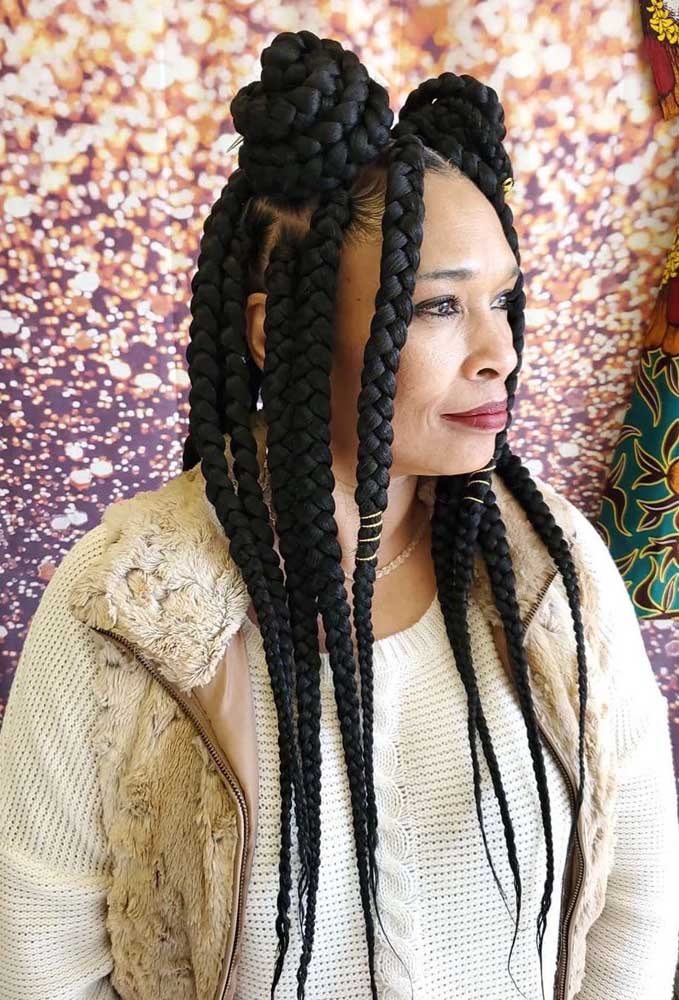 Este coque duplo é uma das inúmeras possibilidades de penteados incríveis para fazer nas suas box braids. 