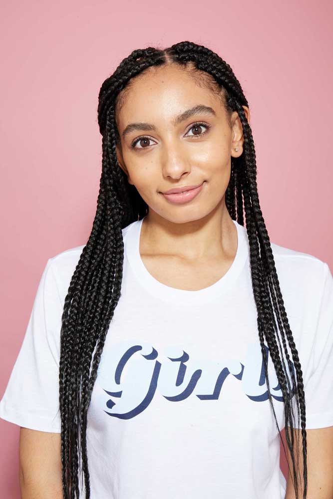 As tranças box braids finas são sempre ótimas opções para quem busca um visual com pouco volume.