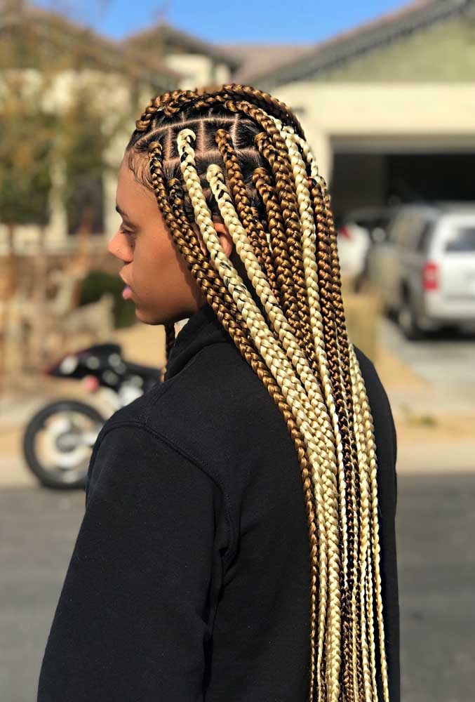 Outra forma de conseguir um visual com luzes nas suas box braids: use fios mais claros em algumas tranças ao longo do cabelo.