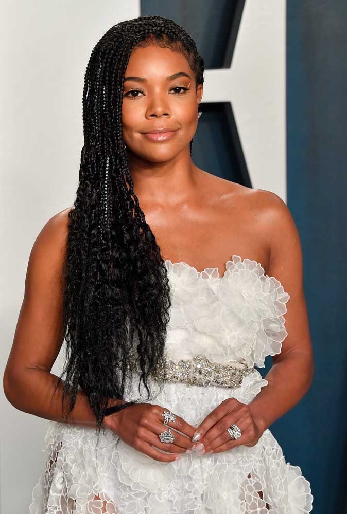 Mais uma ideia de box braids com cachos: para conseguí-las, é só parar as tranças na altura desejada e deixar as pontas com os fios bem soltinhos. 