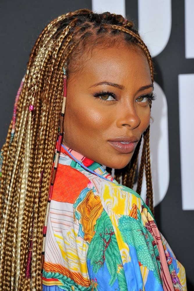 Outra forma de tirar as suas box braids do lugar comum e arrasar no visual é apostar em jóias e outros acessórios para tranças. 