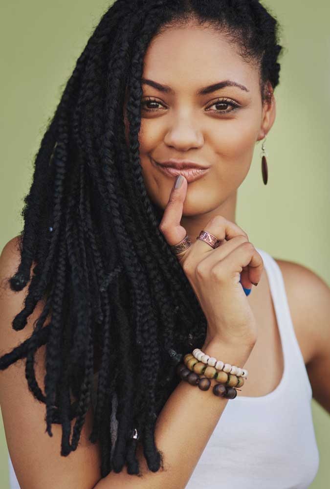 As box braids lã tem um visual inconfundível e são ótimas para quem quer trazer volume para o visual. 