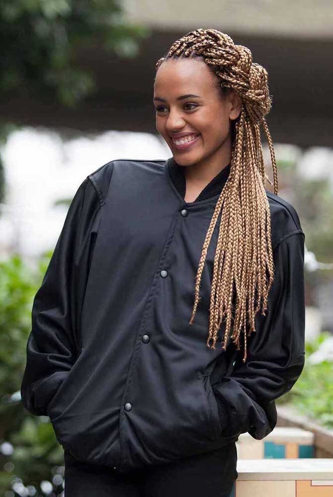 Use suas box braids para fazer uma trança embutida e formar uma espécie de coroa com parte do seu cabelo, deixando o restante solto. 