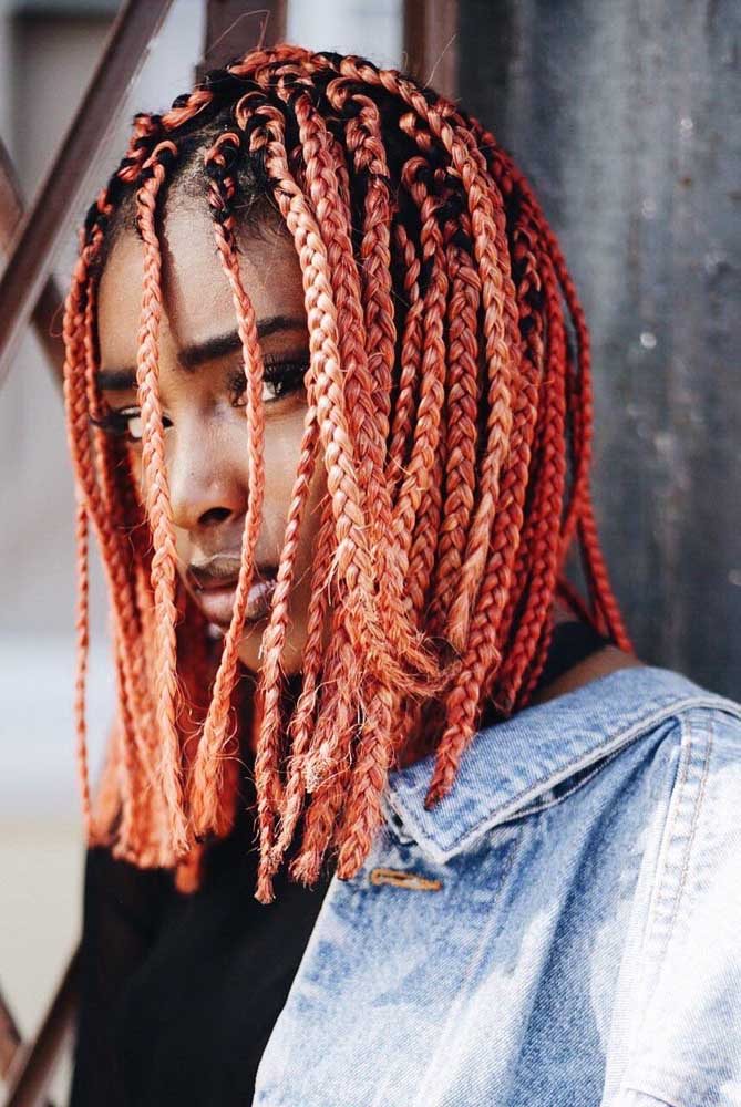 Visual cheio de atitude e personalidade com box braids vermelhas curtinhas.