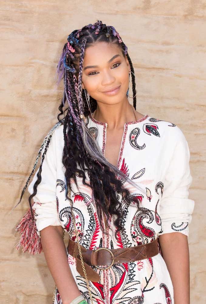 Muita cor e descontração neste visual com box braids com cachos e fios coloridos. 