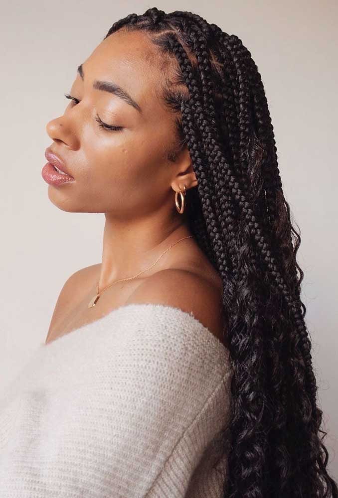 Mistura de texturas e muita suavidade nestas box braids com cachos. 