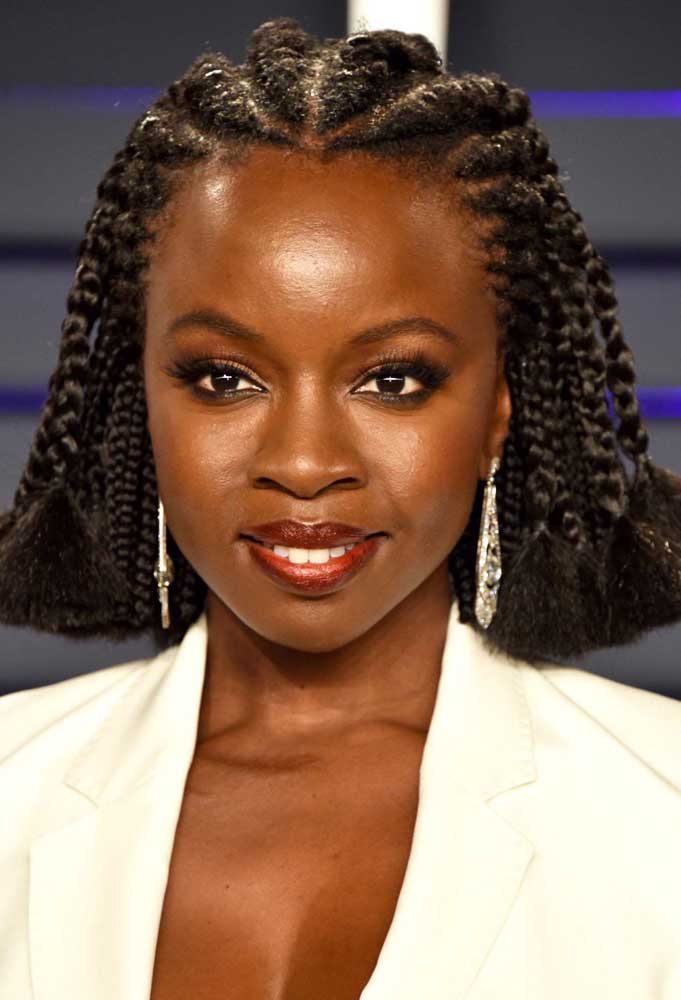 Outra ideia de box braids com tranças nagô, desta vez com um chanel curtinho reto. 