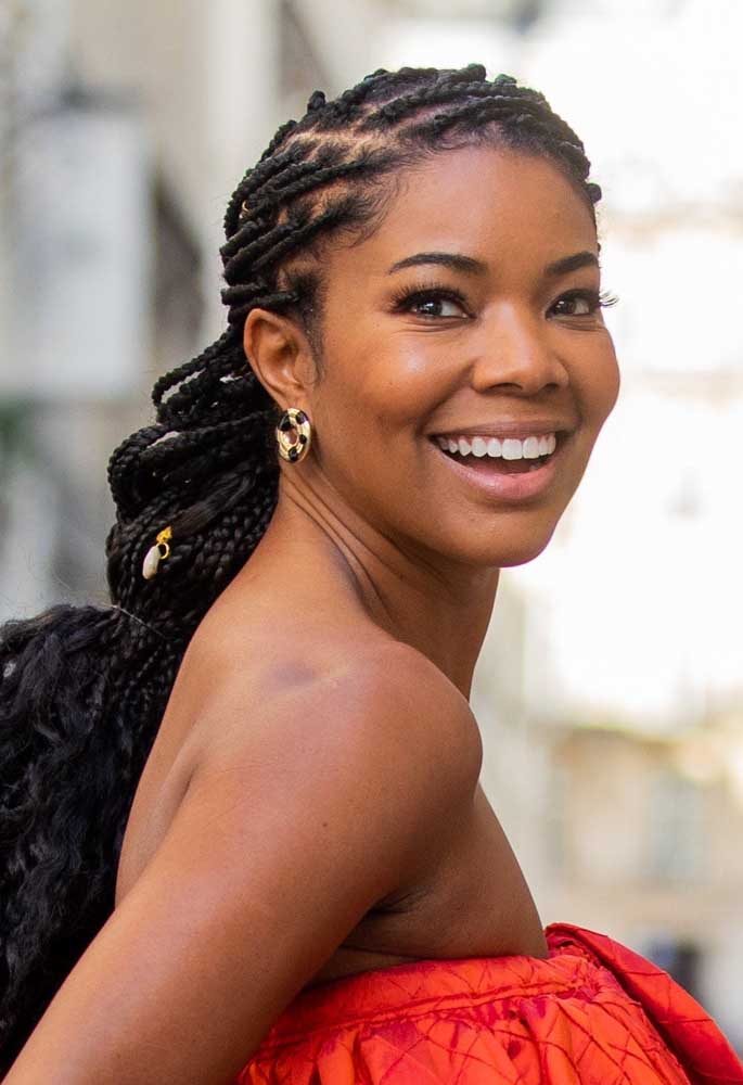 Para conseguir um penteado preso e super elegante como este, você pode entrelaçar as suas box braids e prendê-las no seu comprimento.