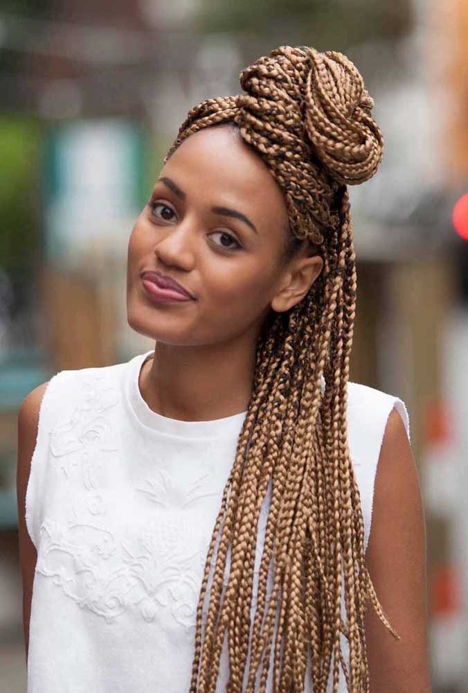 Volume e leveza neste visual com box braids mel num coque alto com cabelo solto. 