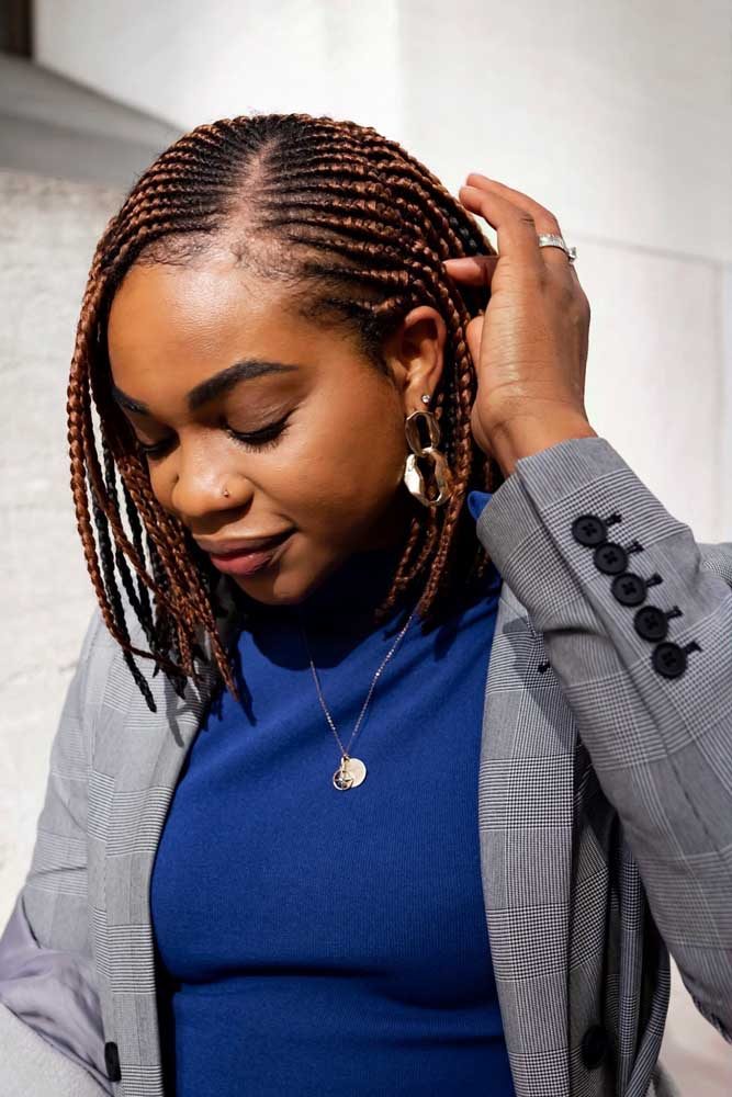 Mais uma ideia de box braids com trança nagô, destacando a divisão lateral.