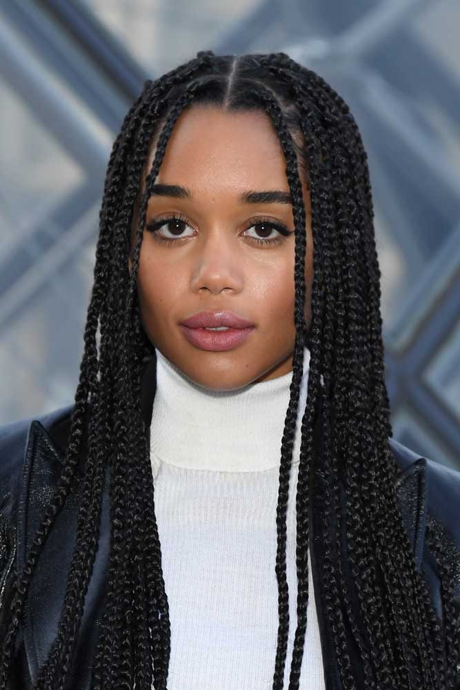 Por fim, dá uma olhada neste visual de box braids longas divididas no meio. 