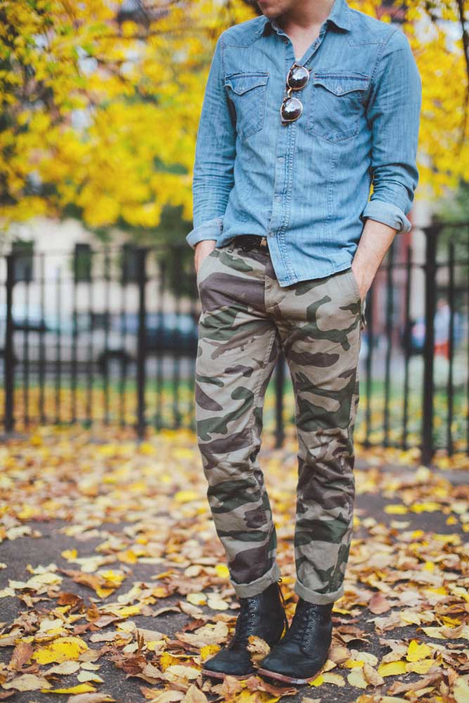 Você também pode incluir uma camisa jeans nos seus looks casuais com calça camuflada: o resultado é sempre incrível!