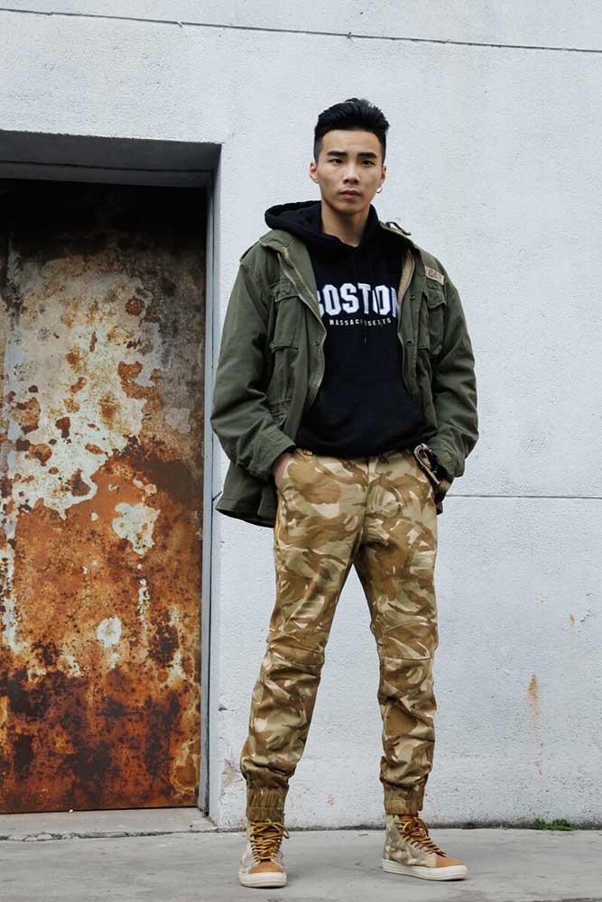 E que tal apostar num look com jaqueta verde militar e calça camuflada bege?