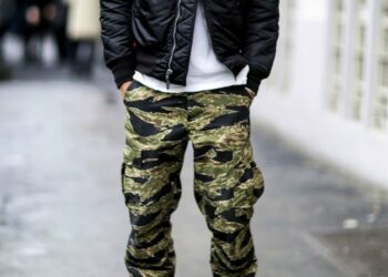 Calça camuflada masculina: 50 looks e dicas de combinações com fotos