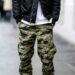 Calça camuflada masculina: 50 looks e dicas de combinações com fotos