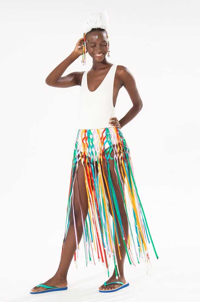 DIY rápido para o carnaval? Experimente fazer uma saia de fitas coloridas como esta!