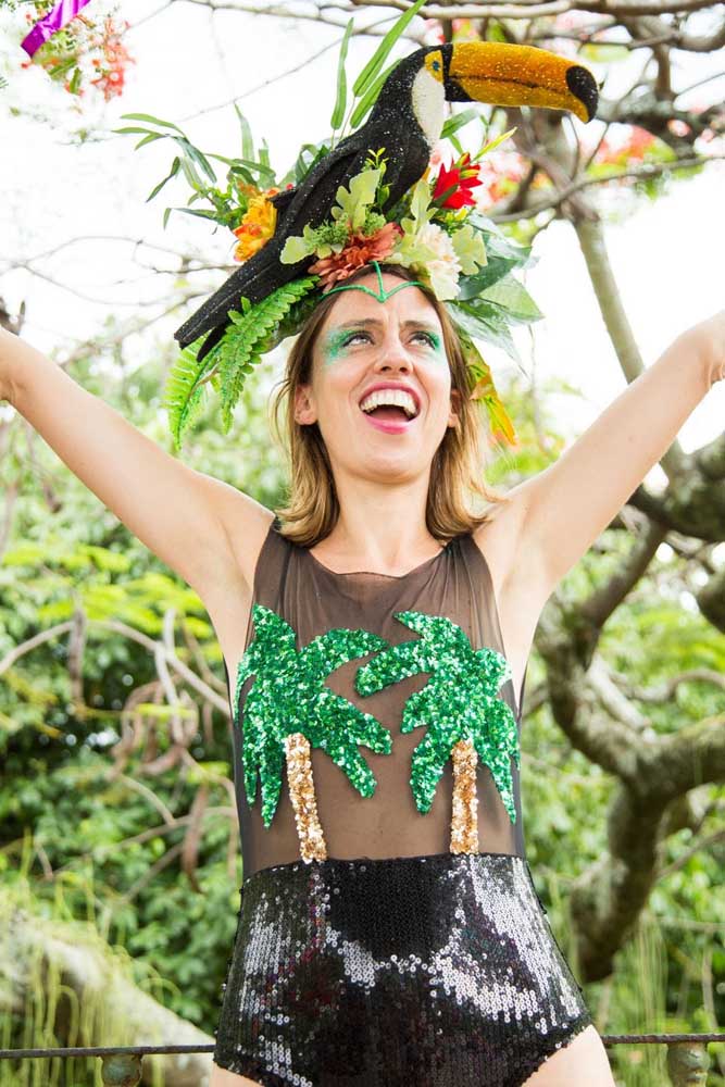 Uma celebração à biodiversidade brasileira neste look carnaval com body bordado com miçangas e paetês e um tucano exuberante no arranjo de cabelo. 