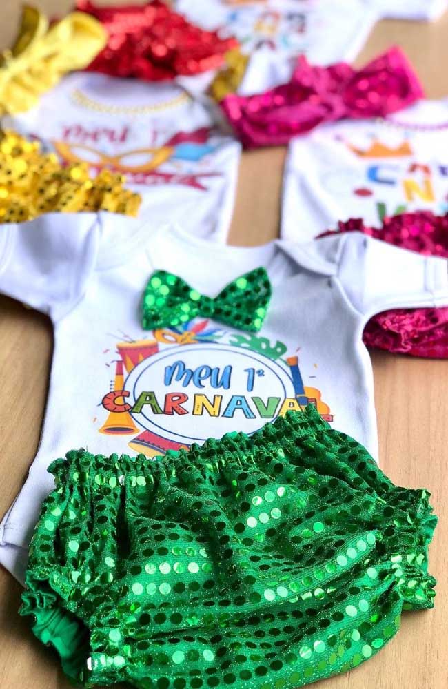 E para quem vai comemorar o seu primeiro carnaval? Um short tapa fralda com muito brilho e uma camiseta personalizada.