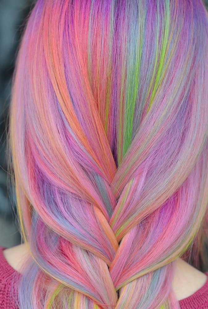 Um visual com o lilás como base e mechas fininhas em tons neon de verde, laranja, rosa e azul para uma transformação completa no visual.