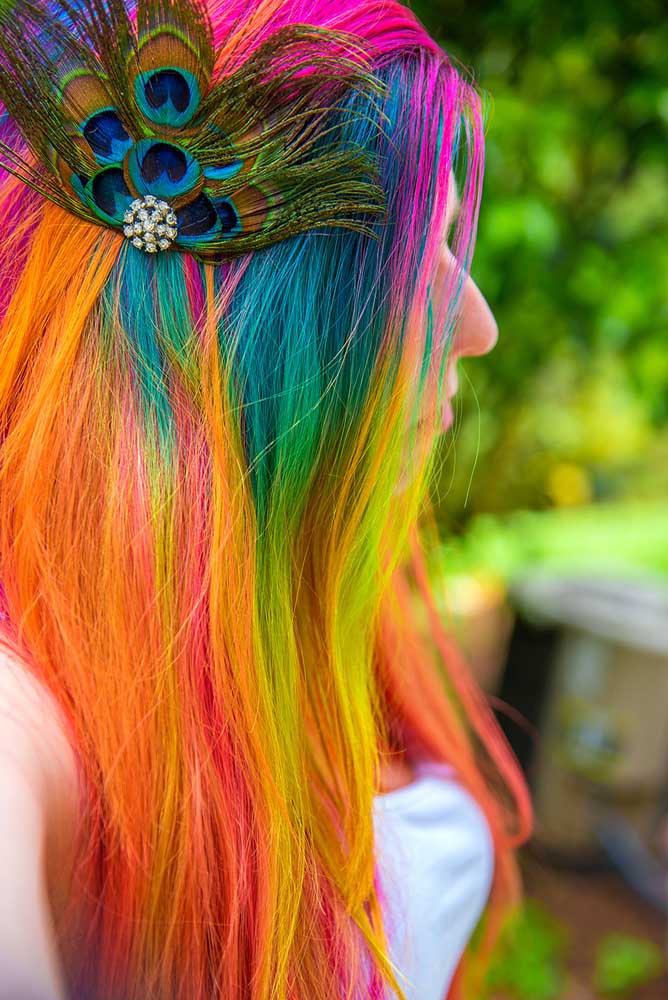 Um toque a mais de cor no cabelo colorido com uma presilha bem colorida.