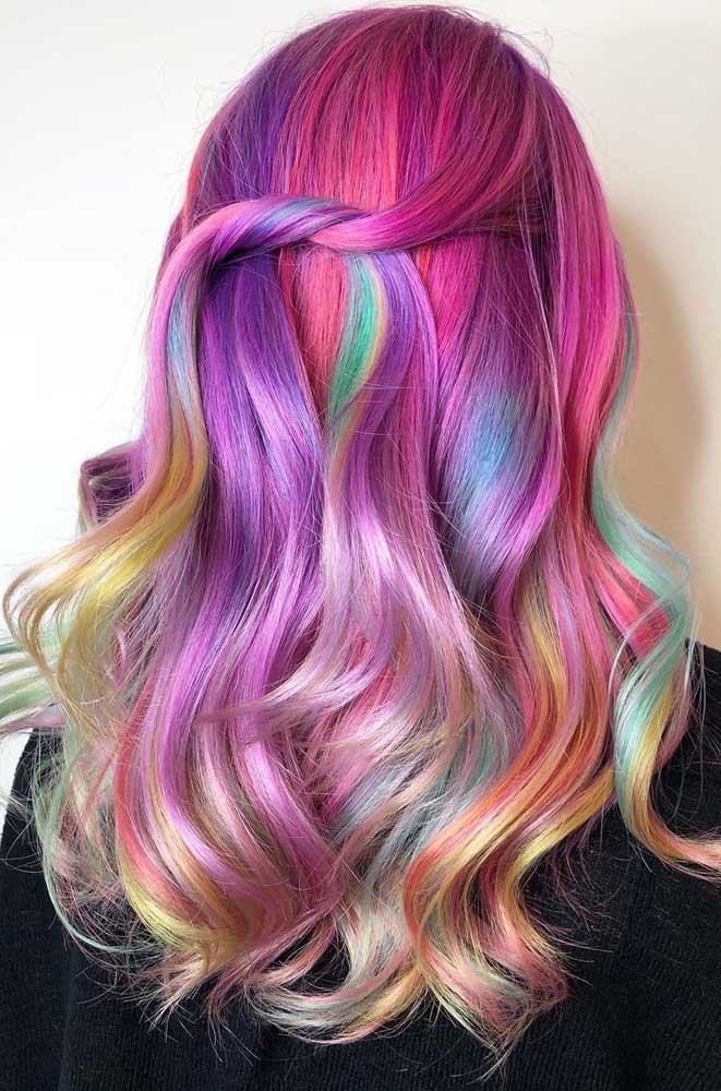 Neste caso, vemos mais um cabelo colorido liso com predominância de rosa chiclete na raiz e comprimento suavizado com outros tons pastéis.