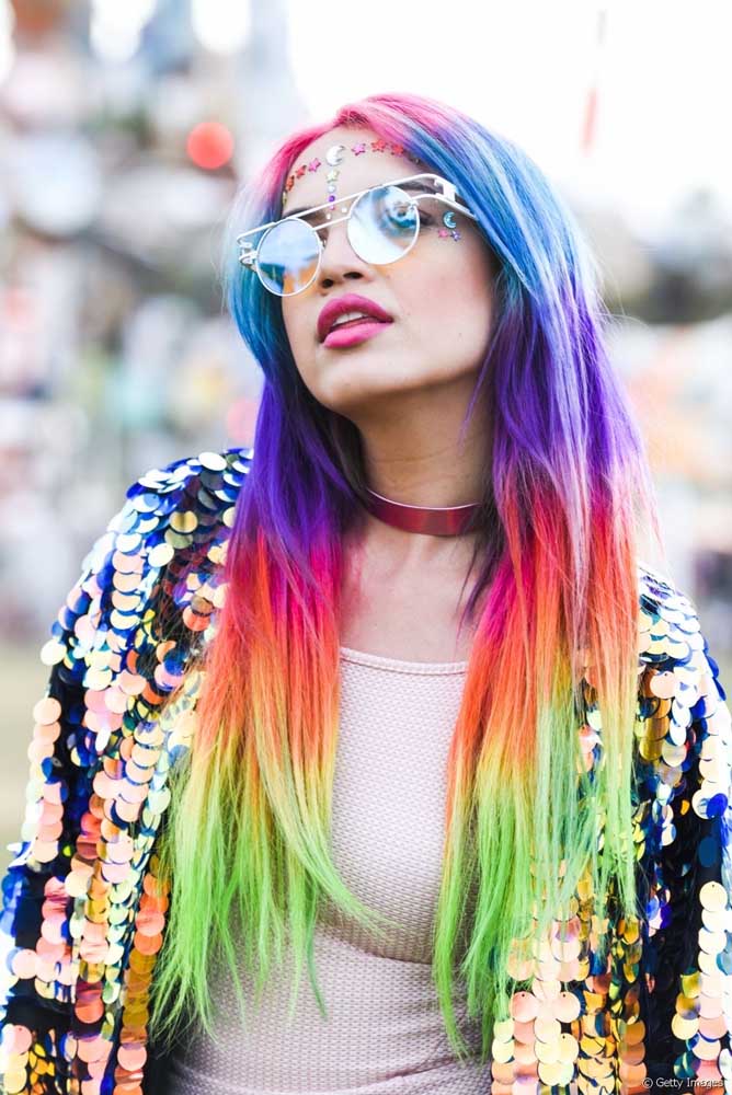 A divisão horizontal das cores pelo cabelo traz um efeito super ousado e divertido para o visual.