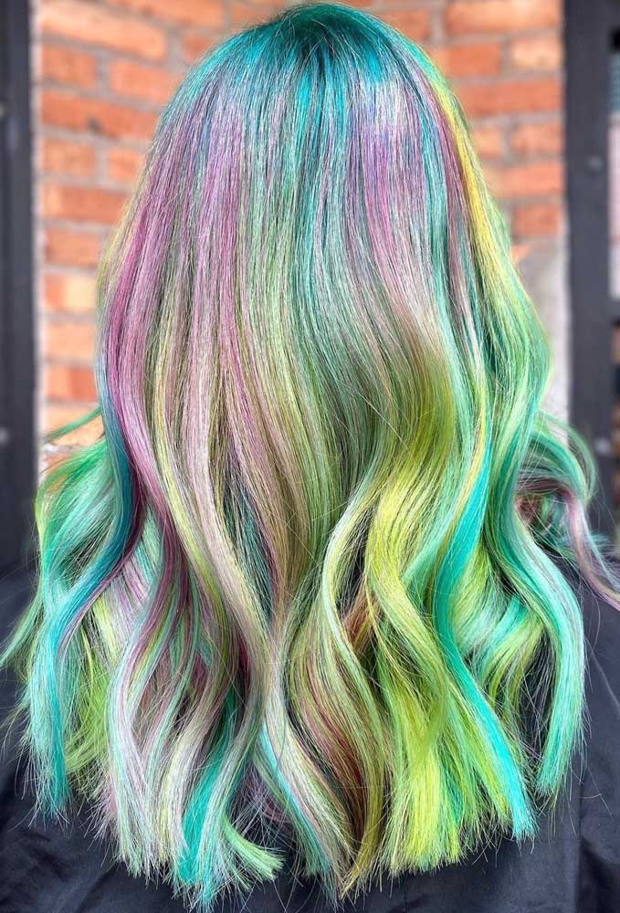 Escolha a paleta que mais gosta para tingir o seu cabelo colorido, como este aqui todo em cores neon frias.