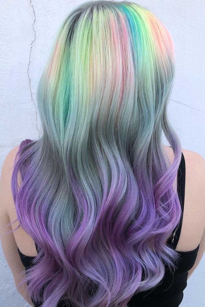 No mesmo sentido, um cabelo colorido com arco-íris super sutil que vai se transformando em um lilás profundo ao longo do comprimento.