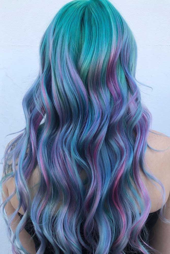 Traga mais profundidade e iluminação para o seu cabelo colorido azul turquesa com algumas mechas lilás.