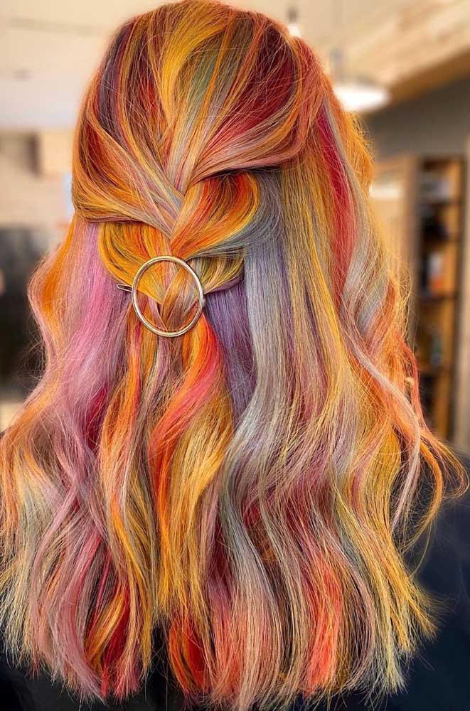 Prefere uma paleta de cores mais quentes? Então confira uma ideia de cabelo colorido em vermelho e laranja (com alguns toques de roxo).