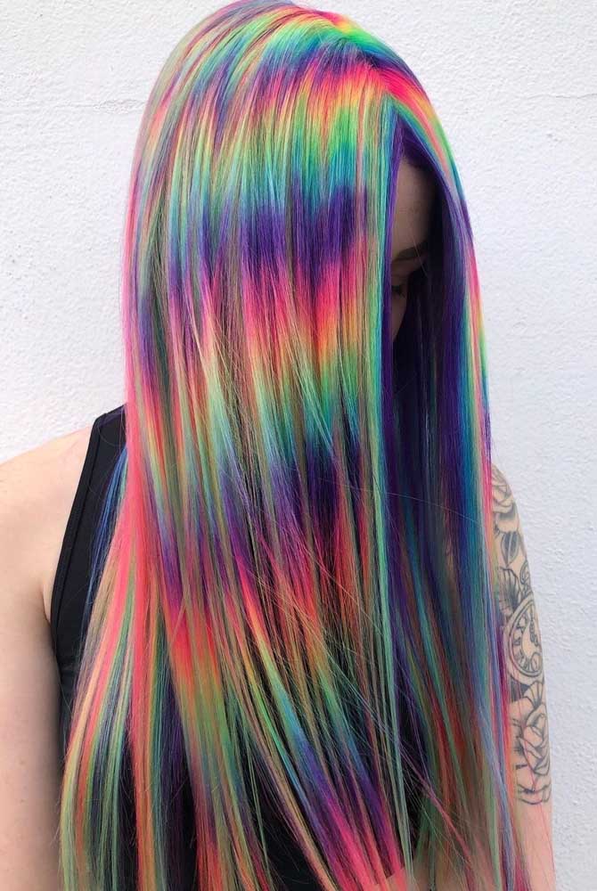 Olha este impressionante efeito holográfico feito ao longo do comprimento, com cores formando verdadeiras ondas!