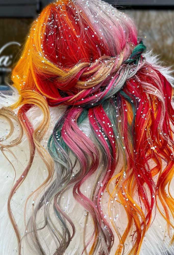 Aposte também numa paleta só sua, com os tons que mais combinam com você para fazer um cabelo colorido único!