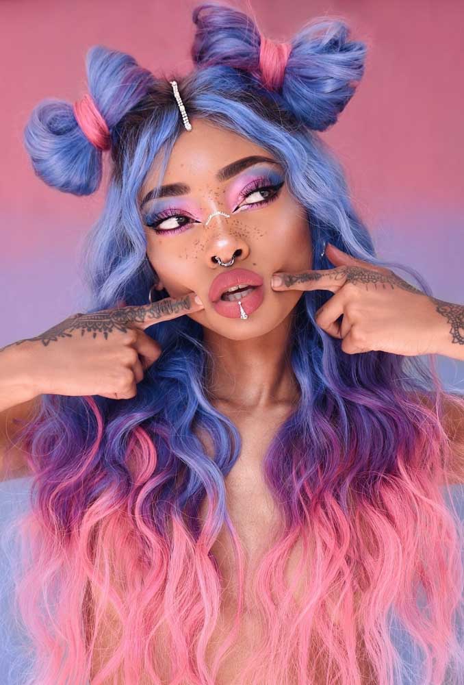 Este cabelo colorido azul e rosa ficam ainda mais incrível com um penteado bem divertido, como este que usa as próprias mechas para fazer laços no topo da cabeça. 