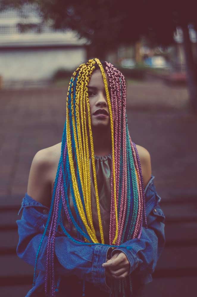 Utilize fios de cores diferentes para deixar as suas box braids ainda mais modernas e descoladas - e o melhor é que você nem precisa colorir os seus fios naturais neste processo.