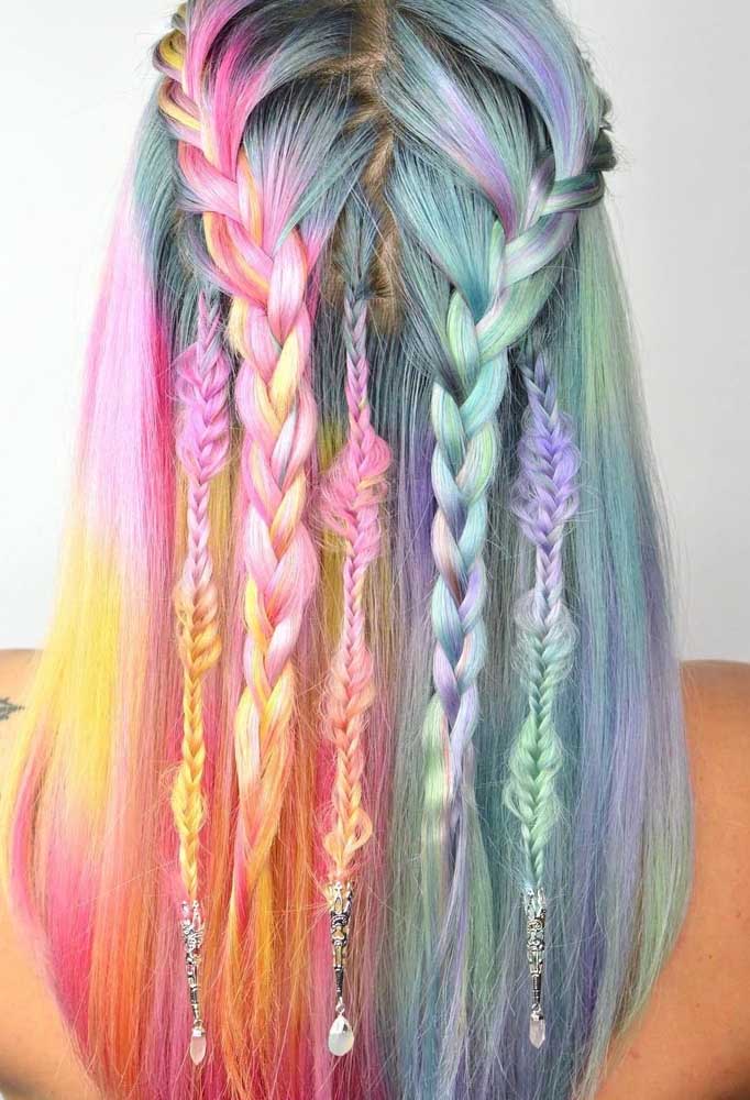 Aposte na transição de cores entre mechas para deixar o seu cabelo colorido ainda mais divertido e cheio de personalidade.