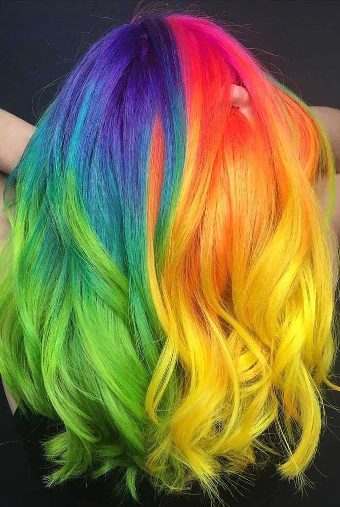 Mais uma ideia de cabelo colorido dividido ao meio usando cores frias de um lado e cores quentes de outro.