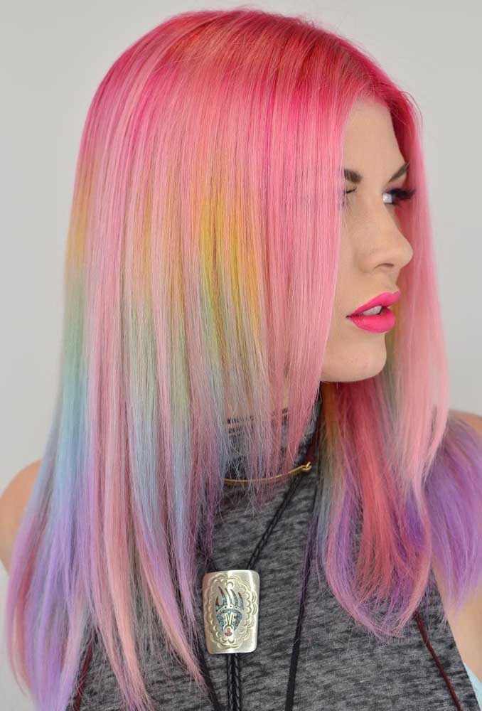 Já neste cabelo colorido as outras cores aparecem de forma muito sutil em meio ao rosa de fundo.