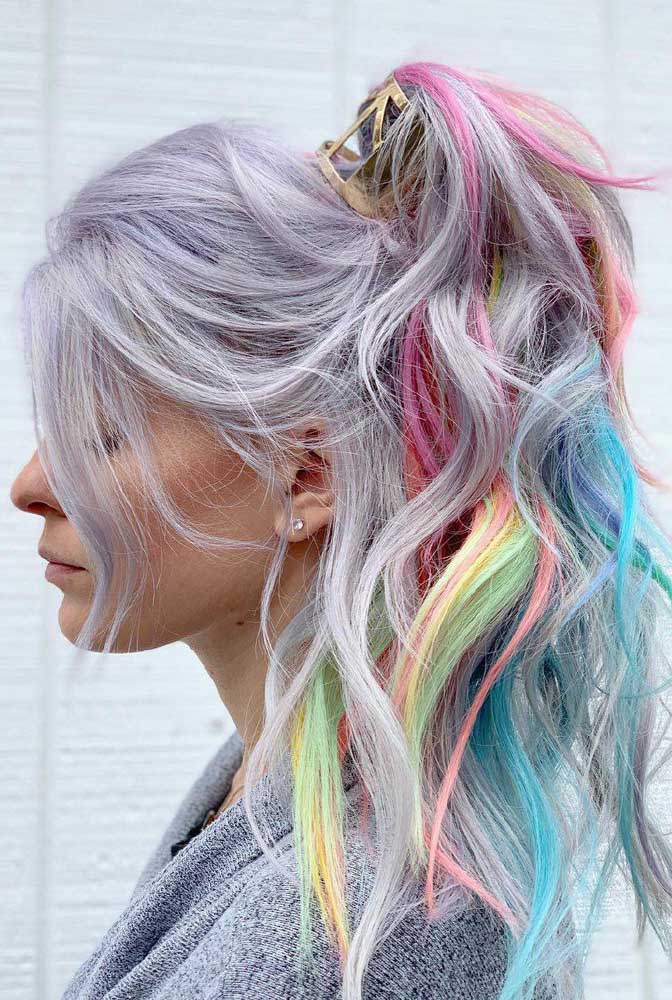 Um colorido unicórnio, com o cabelo platinado e só as pontas coloridas.