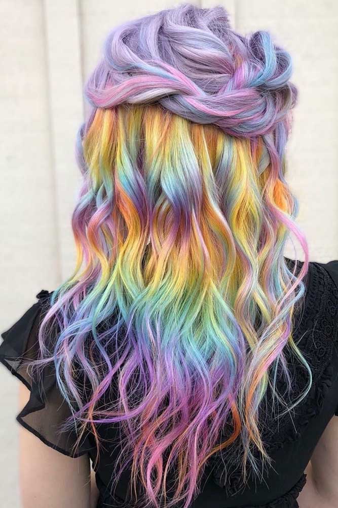 Confira essa ideia de cabelo platinado com algumas mechas de cabelo colorido escondido.
