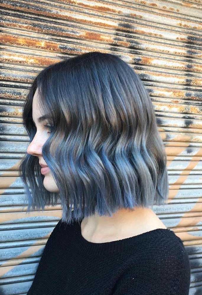 Blunt cut em cabelo com degradê de preto, cinza e azul.