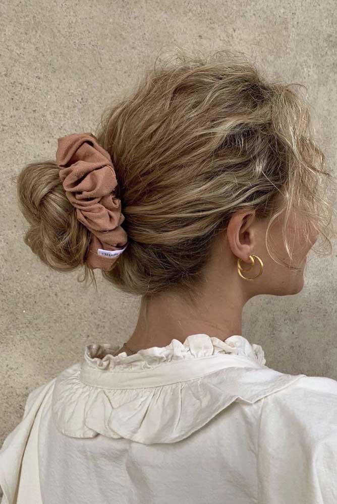 O scrunchie é outro acessório perfeito para dar um toque despojado (e retrô) ao coque, seja ele alto ou baixo.