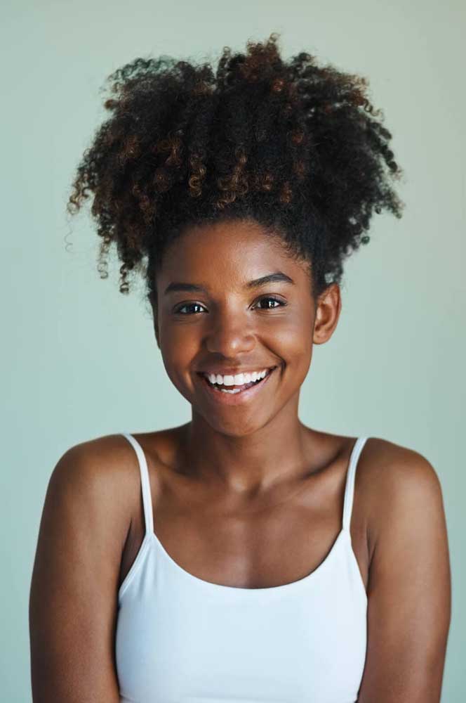 O coque abacaxi é sempre uma opção certeira para as cacheadas, pois ele valoriza não só a curvatura, mas também o volume do cabelo. 