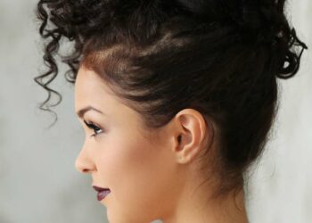 Coque cabelo cacheado: 50 ideias e dicas passo a passo para fazer o seu