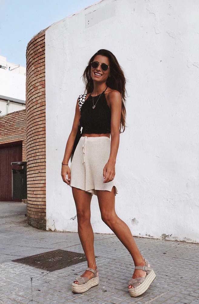 As peças artesanais também estão com tudo! Neste look, veja uma combinação de cropped, shorts de tricô e sandália anabela. 