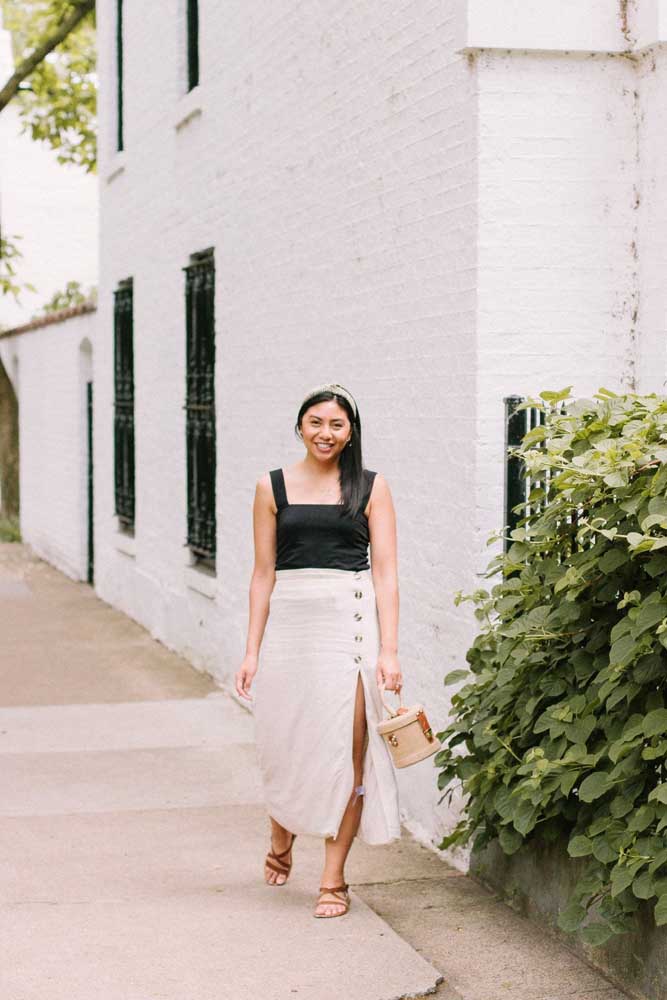 O verão é a temporada de apostar nas saias midi com fendas longas, como a deste look preto e branco.